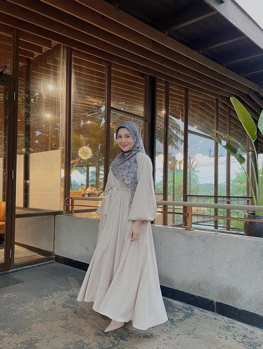 Dengan dress berwarna cokelat, Kesha Ratuliu mengenakan hijab bermotif dengan gaya segi empat [@kesharatuliu05]