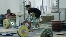 Atlet angkat besi menyiapkan alat saat latihan di Wisma Kwini, Jakarta, Senin, (12/6/2018). Para lifter perempuan Indonesia terus melakukan persiapan jelang Asiang Games 2018. (Bola.com/M Iqbal Ichsan)