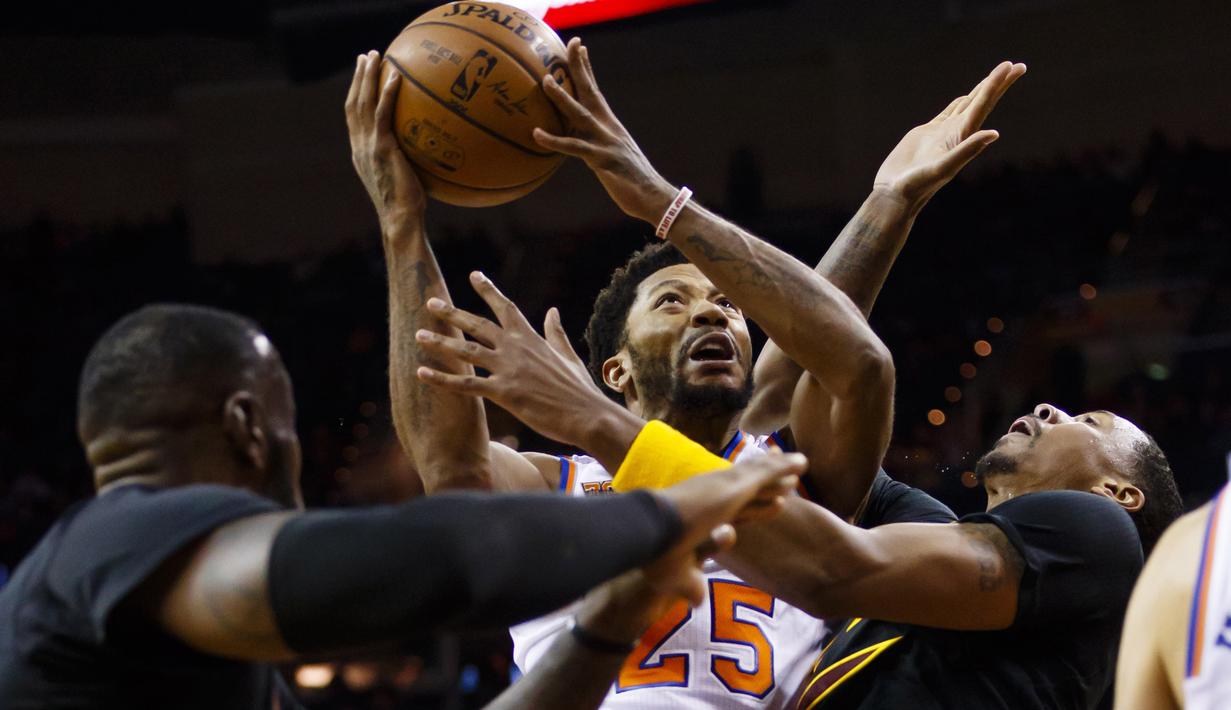 Pemain New York Knicks, Derrick Rose #25 berusaha melakukan tembakan saat dihadang para pemain Cleveland Cavaliers pada laga perdana NBA basketball game 2016-2017 di Quicken Loans Arena. (Reuters/Rick Osentoski-USA TODAY Sports)