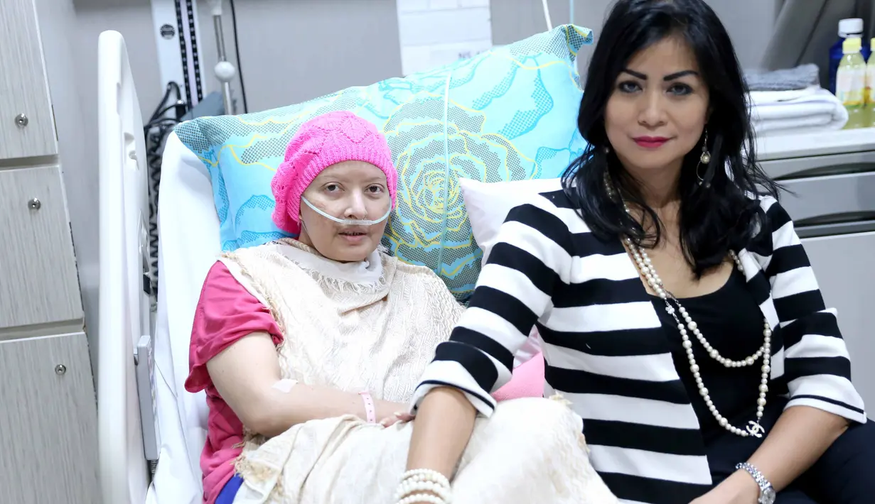 "Yaa dukungan dari temen-temen, sahabat, keluarga, terutama dari teman yang bahkan nggak kenal saya tapi mereka mendukung saya, support, ngasih doa, itu jadi pendorong bagi kesembuhan saya juga," ujar Yana Zein. (Nurwahyunan/Bintang.com)