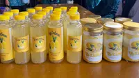 Produk minuman segar ‘King Selmon’ berbahan dasar buah lemon hasil karya mahasiswa KKN Institut Agama Islam Sahid Bogor, kaya rasan dan berkhasiat bagi tubuh Anda. (Liputan6.com/Jayadi Supriadin)