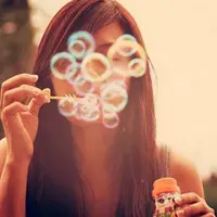 Bahagia dengan diri sendiri adalah pembalasan dendam terbaik untuk dia yang pernah menyakitimu. (Foto: womendailymagazine.com)