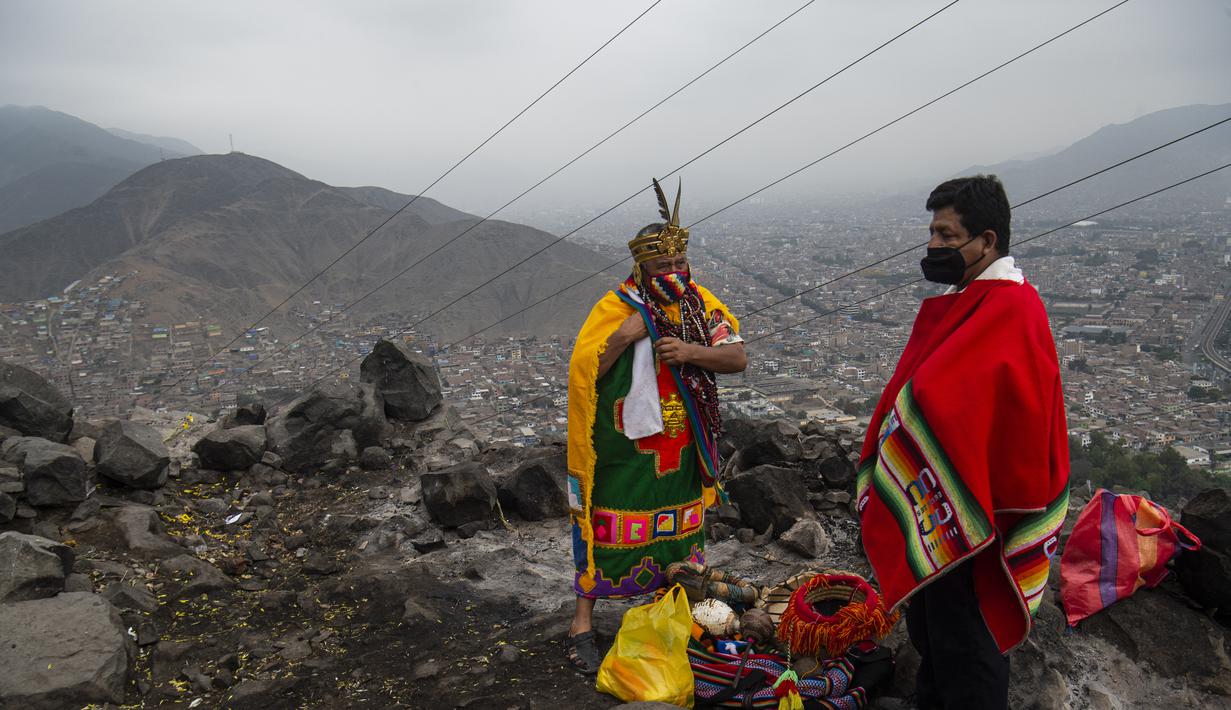 Dukun bersiap melakukan ritual ramalan untuk prediksi tahun 2022 sebelum Malam Tahun Baru di bukit San Cristobal di Lima, Peru (29/12/2021). (AFP/Ernesto Benavides)