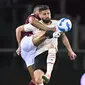 Bremer dari Torino, kiri, dan Olivier Giroud dari AC Milan berebut bola selama pertandingan sepak bola Serie A antara Torino Fc dan AC Milan di stadion Olimpico Grande Torino di Turin, Italia, Minggu 10 April 2022. (Fabio Ferrari/LaPresse via AP)