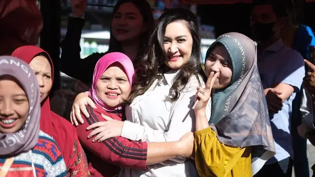 Sempat Dicium Warga, Ini 7 Potret Nafa Urbach Saat Blusukan di Pasar Wonosobo