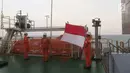 Pegawai Migas Pertamina Hulu Energi mengibarkan bendera pada Hari Ulang Tahun Ke-72 RI di Anjungan Lepas Pantai (Platform) (17/08). Sebanyak 115 pegawai mengikuti upacara bendera di Platform BRAVO dan PAPA. (Liputan6.com via Pertamina Hulu Energi)