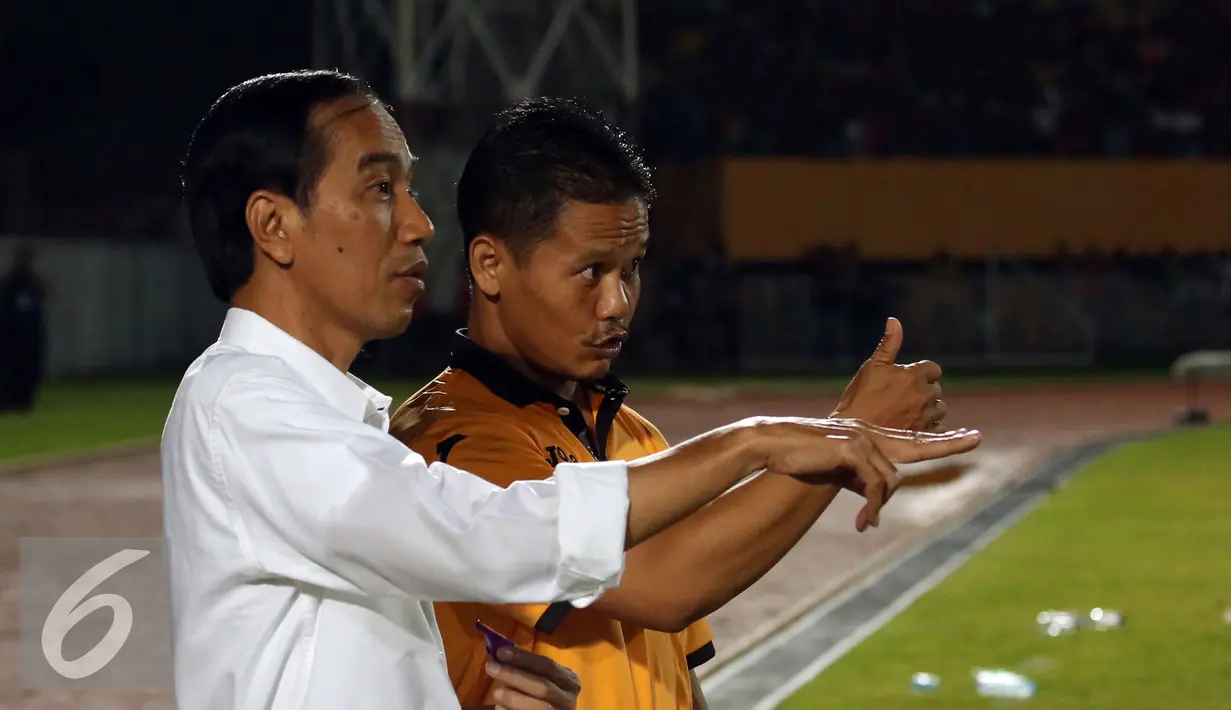Presiden RI, Joko Widodo (tengah) bersiap menyaksikan dimulainya babak kedua laga Persipura vs Persija di Torabika Soccer Championship presented by IM3 Ooredoo di Stadion Mandala Jayapura,Papua, Jumat (29/4/2016). (Liputan6.com/Helmi Fithriansyah)