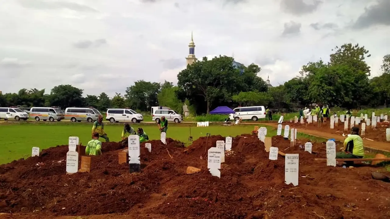 Pemprov DKI Pangkas Ukuran Makam Jenazah Covid-19 di TPU Bambu Apus