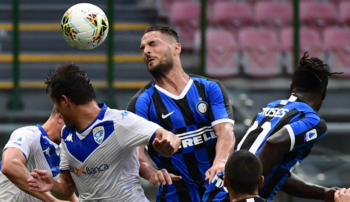 Bek Inter Milan, Danilo D'Ambrosio, berebut bola dengan pemain Brescia pada laga lanjutan Serie A pekan ke-29 di Giuseppe Meazza, Kamis (2/7/2020) dini hari WIB. Inter Milan menang 6-0 atas Brescia. (AFP/Miguel Medina)