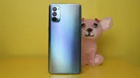 Bodi belakang Oppo Reno4 (Liputan6.com/ Agustin Setyo W)