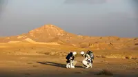 Aktivitas astronot analog Israel saat melakukan simulasi kehidupan di Planet Mars di Gurun Negev, Minggu (18/2). Proyek D-MARS merupakan hasil kerja sama Kementerian Ilmu Pengetahuan dan Teknologi Israel dengan Badan Antariksa Israel. (MENAHEM KAHANA/AFP)