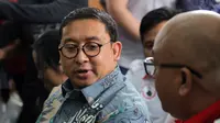 Politisi dari Gerindra, Fadli Zon terlihat hadir dalam sidang Ahmad Dhani. Ia tiba sekitar 15 menit setelah sidang dimulai. Duduk dibarisan depan lantas mengampiri rombongan Advokat Ciinta Tanah Air. (Deki Prayoga/Bintang.com)