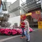 Sepasang kekasih mengenakan masker saat berjalan di luar pusat perbelanjaan di Kuala Lumpur, Malaysia, Kamis (14/1/2021). Otoritas Malaysia memperketat pembatasan pergerakan untuk mencoba menghentikan penyebaran virus corona COVID-19. (AP Photo/Vincent Thian)