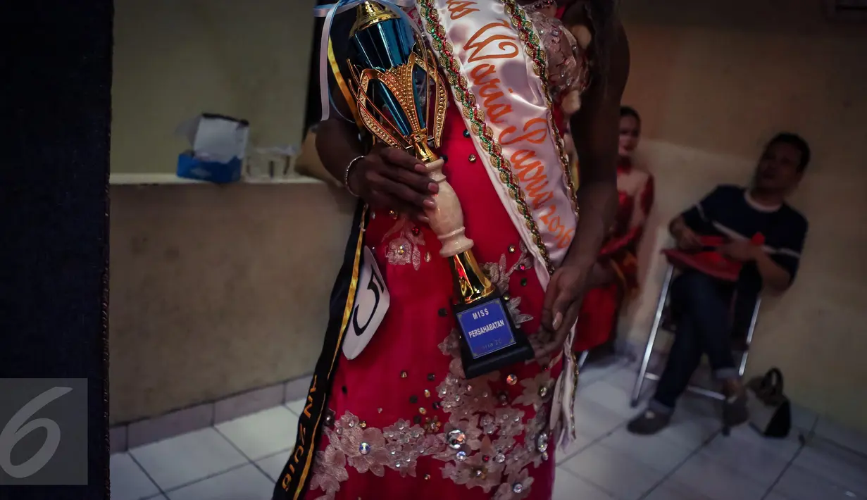 Miss Waria Papua ketika memegang trophy Miss Persahabatan 2016 pada malam pemilihan Miss Waria 2016 di Bulungan, Jakarta, (11/11). Perhelatan ini diikuti 30 finalis dari berbagai daerah di Indonesia. (Liputan6.com/Fery Pradolo)