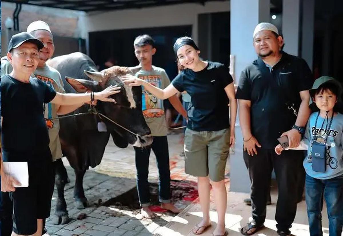 Potret Ayu Ting Ting Ikut Potong Daging Kurban, Tampil Santai Pakai Kaus dan Celana Pendek