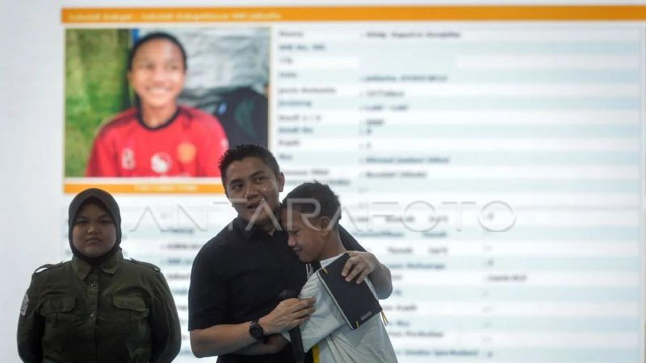 Seskab Teddy Tinjau Program Sekolah Rakyat, Disambut Puisi 'Dari Jalanan Menuju Harapan