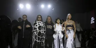 Chitra Subyakto menggandeng seniman ternama Eko Nugroho dan desainer visual Felix Tjahyadi untuk sebuah kolaborasi yang epic dalam tajuk 'Republik Sebelah Mata'. [Foto: Fimela/ Daniel Kampua]