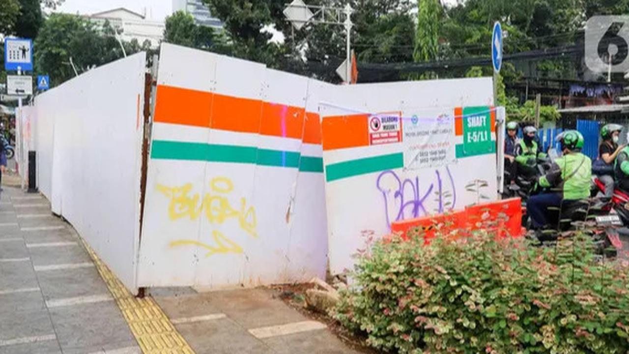 FOTO: Penampakan Proyek Galian di Kawasan Cikini yang Bikin Macet dan Ganggu Pejalan Kaki