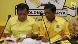 Ketua Harian Golkar Nurdin Halid dan Sekjen Golkar Idrus Marham ketika menggelar rapat pleno di kantor DPP Golkar, Jakarta, Selasa (21/11). Rapat membahas pergantian Setya Novanto dari posisi Ketua Umum dan juga Ketua DPR RI. (Liputan6.com/Angga Yuniar)