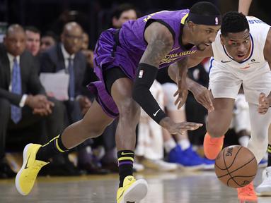 Pebasket Los Angeles Lakers,  Kentavious Caldwell-Pope, berebut bola dengan pebasket Los Angeles Clippers, Shai Gilgeous-Alexander, pada laga NBA di di Staples Center, Sabtu (29/12). Los Angeles Clippers menang 118-107 atas LA Lakers. (AP/Mark J. Terrill)