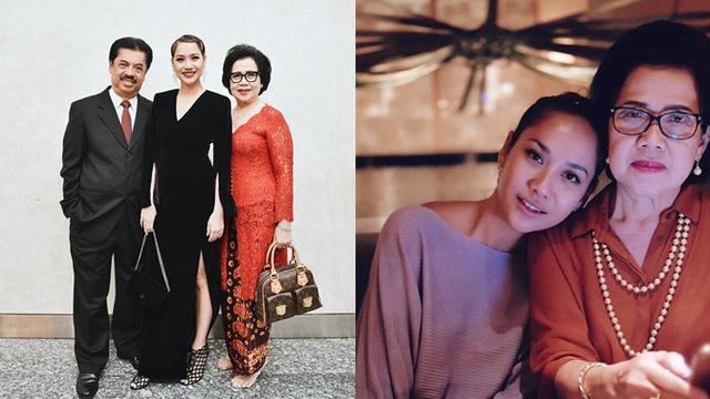 Meski sudah memiliki kerutan, Emmy Syarif terlihat cantik dan awet muda.