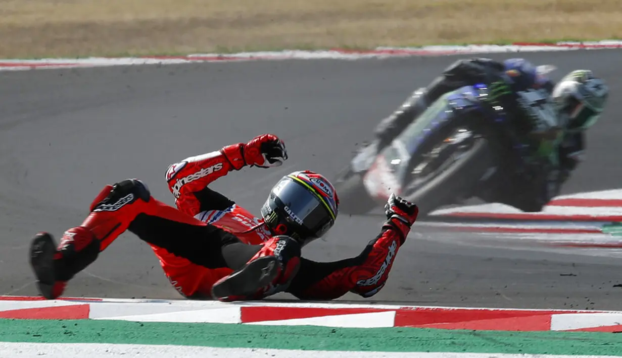 Pembalap MotoGP Francesco Bagnaia terjatuh di depan Maverick Vinales saat memimpin balapan MotoGP Emilia Romagna 2020 di Sirkuit Misano, Misano Adriatico, Italia, Minggu (20/9/2020). Bagnaia terjatuh dan tak bisa melanjutkan pertandingan yang tinggal tersisa tujuh lap. (AP Photo/Antonio Calanni)