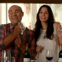 Dengan gelas yang bisa disambung ke botol, kamu akan bisa minum sepuasnya. (Via: youtube.com)