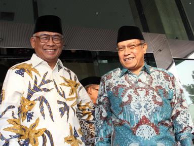 Ketua Umum PBNU, Said Aqil Siradj (kanan) disambut Plt Ketua KPK, Taufiequrachman Ruki saat menghadiri acara buka puasa bersama di Gedung KPK, Jakarta, Kamis (9/7/2015). Presiden dan Wapres ikut hadir dalam acara tersebut. (Liputan6.com/Helmi Afandi)