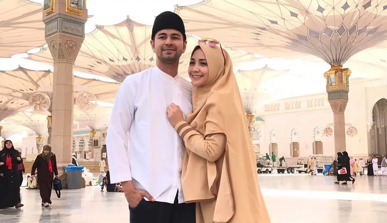 Nagita Slavina tetap terlihat stylish dan fashionable dengan memakai hijab syari di tanah suci saat umrah bersama sang suami. Keduanya pun tampak mesra dan lengket bak pasangan muda-mudi. Hijab berwarna oranye tersebut nampak sangat cocok ia kenakan. (Liputan6.com/IG/@raffinagita1717)