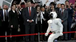 Presiden Ukraina Petro Poroshenko (tengah) dan eksekutif museum dan mantan astronot Mamoru Mori (kedua kanan) saat melihat aksi robot yang bermain bola di Tokyo , Jepang , (7/4). (REUTERS / Issei Kato)