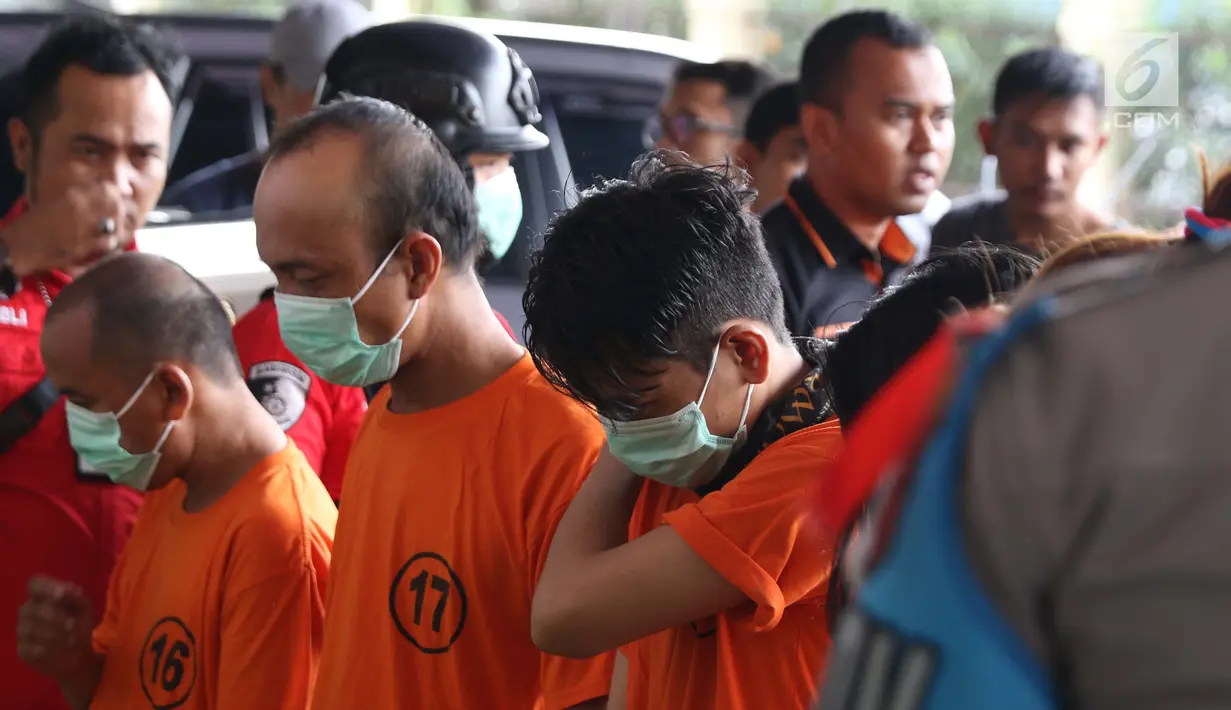 Januarisman Runtuwene bersama tersangka lainnya saat rilis penyalahgunaan narkoba di Mapolres Pelabuhan Tanjung Priok, Rabu (16/1). JP ditetapkan sebagai tersangka usai ditangkap  saat mengkonsumsi narkoba di apartemen. (Liputan6.com/Helmi Fithriansyah)
