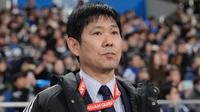 Pelatih Timnas Jepang, Hajime Moriyasu, berdiri saat menyanyikan lagu kebangsaan mereka sebelum dimulainya pertandingan kualifikasi Piala Dunia antara Jepang dan Bahrain di Stadion Saitama di Saitama, Jepang, Kamis, 20 Maret 2025. (Foto AP/Eugene Hoshiko)