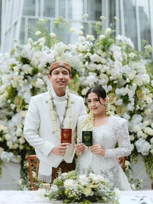 Berbagai aksesori mempermanis penampilan Nessie Judge dan suami, seperti anting perak, dan kalung panjang bagi pengantin pria. [Foto: Instagram/thebridestory]