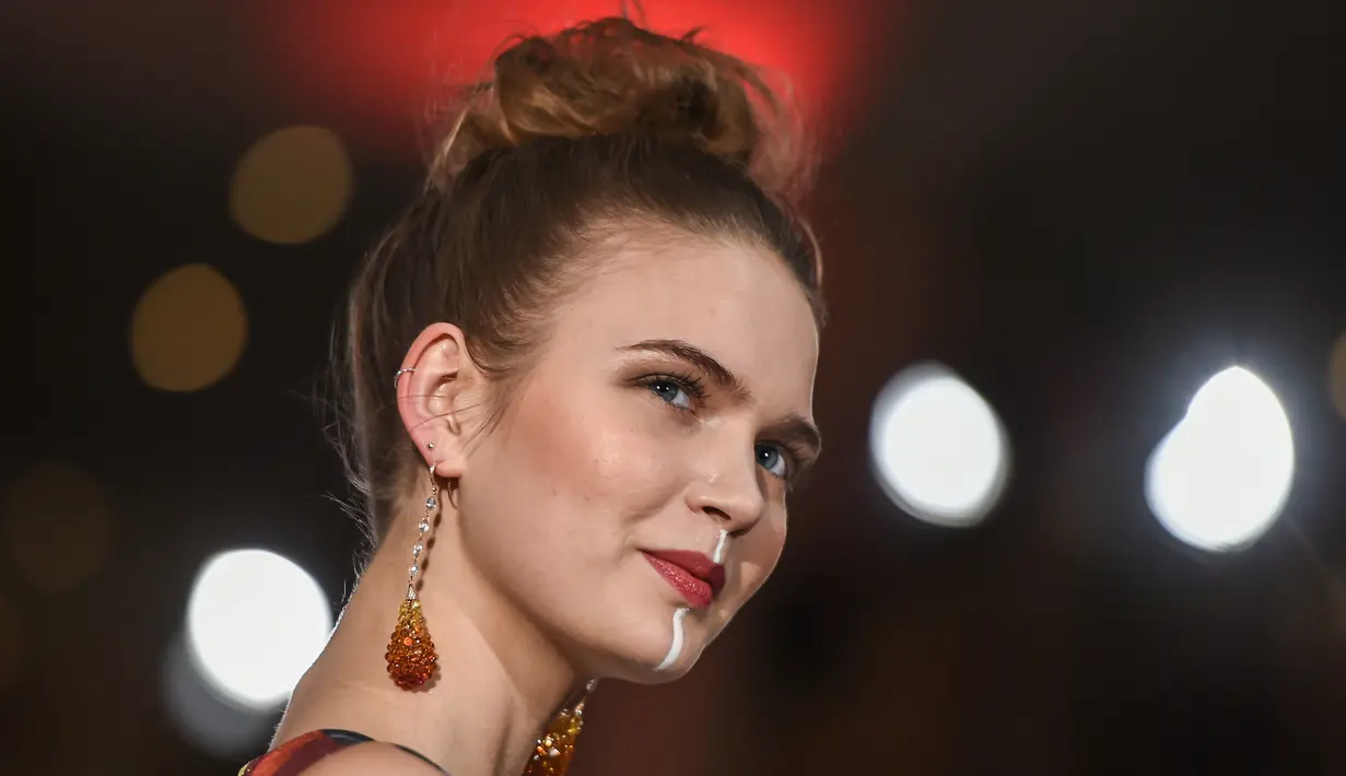 Model berpose mengunakan busana ciptaan Anja Gockel di Berlin Fashion Week 2017 di Berlin, Jerman (17/1). Pada Berlin Fashion Week ditampilkan koleksi terbaru Autumn/Winter 2017/2018. (AFP Photo/dpa/Monika Skolimowska/Jerman OUT)