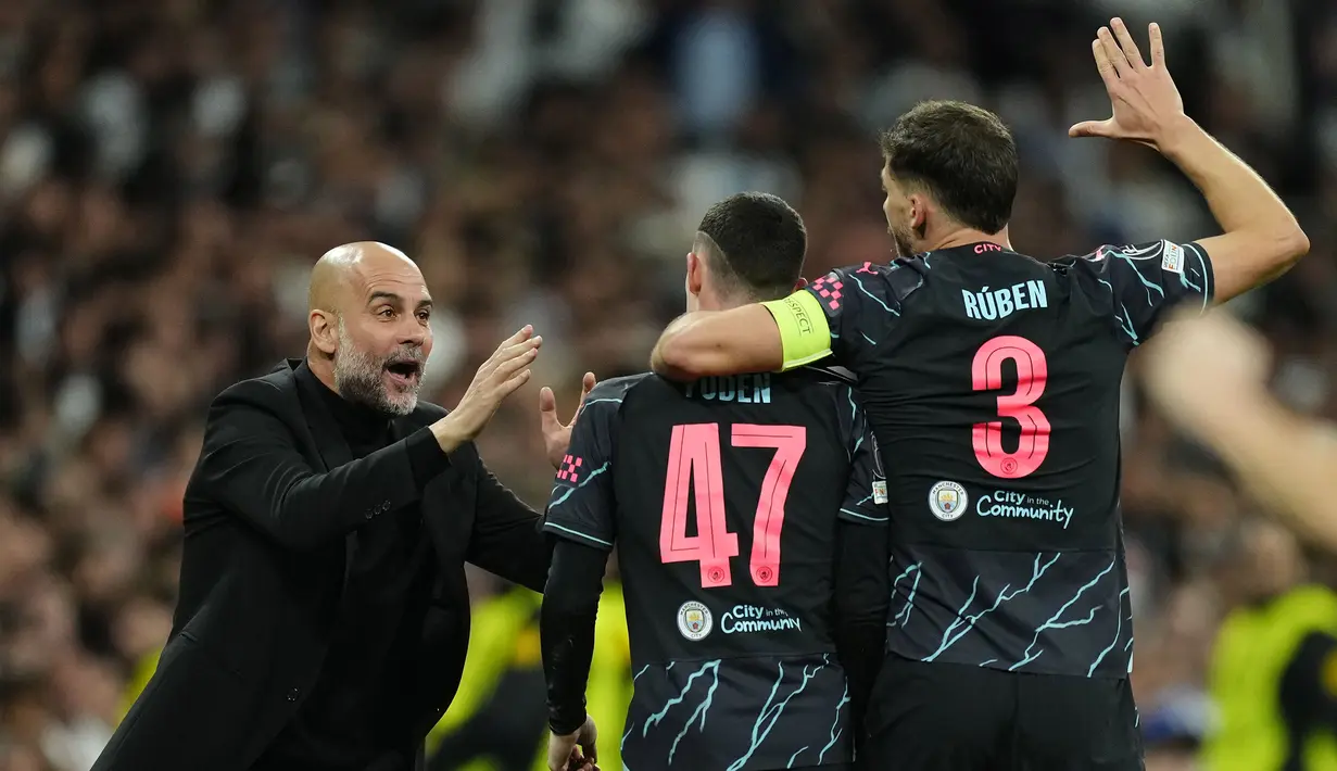 Selebrasi gelandang Manchester City, Phil Foden (tengah) bersama pelatih, Pep Guardiola setelah mencetak gol penyeimbang 2-2 ke gawang Real Madrid pada laga leg pertama babak perempatfinal Liga Champions 2023/2024 di Santiago Bernabeu Stadium, Selasa (9/4/2024) malam. (AP Photo/Manu Fernandez)