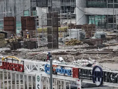 Aktivitas pekerja saat menyelesaikan proyek pembangunan Jakarta International Stadium (JIS) atau juga yang dikenal Stadion Bersih Manusiawi Wibawa (BMW), Kamis (9/7/2020). (merdeka.com/Iqbal S. Nugroho)