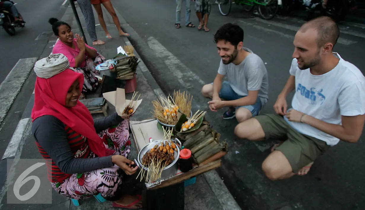 Pedagang sate ayam melayani pembeli di Jalan Malioboro, Yogya, Kamis (4/8). Makanan cepat saji ini banyak dijual di sepanjang Jalan Malioboro dengan harga yang terjangkau. (Liputan6.com/Boy Harjanto)