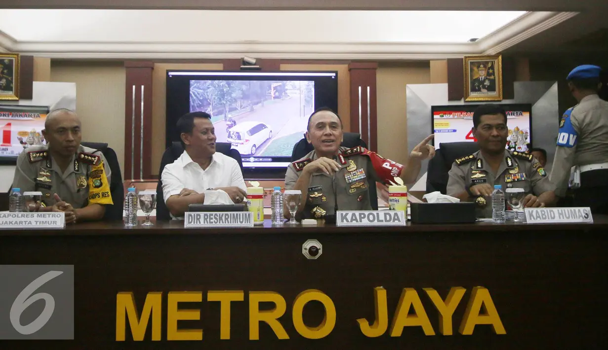 Kapolda Metro Jaya Irjen Pol M Iriawan memberikan keterangan terkait kasus Pulomas saat rilis di Polda Metro Jaya, Jakarta, Kamis (5/1).  Polisi menayangkan CCTV di rumah Dodi yang merekam kejadian sadis tersebut. (Liputan6.com)