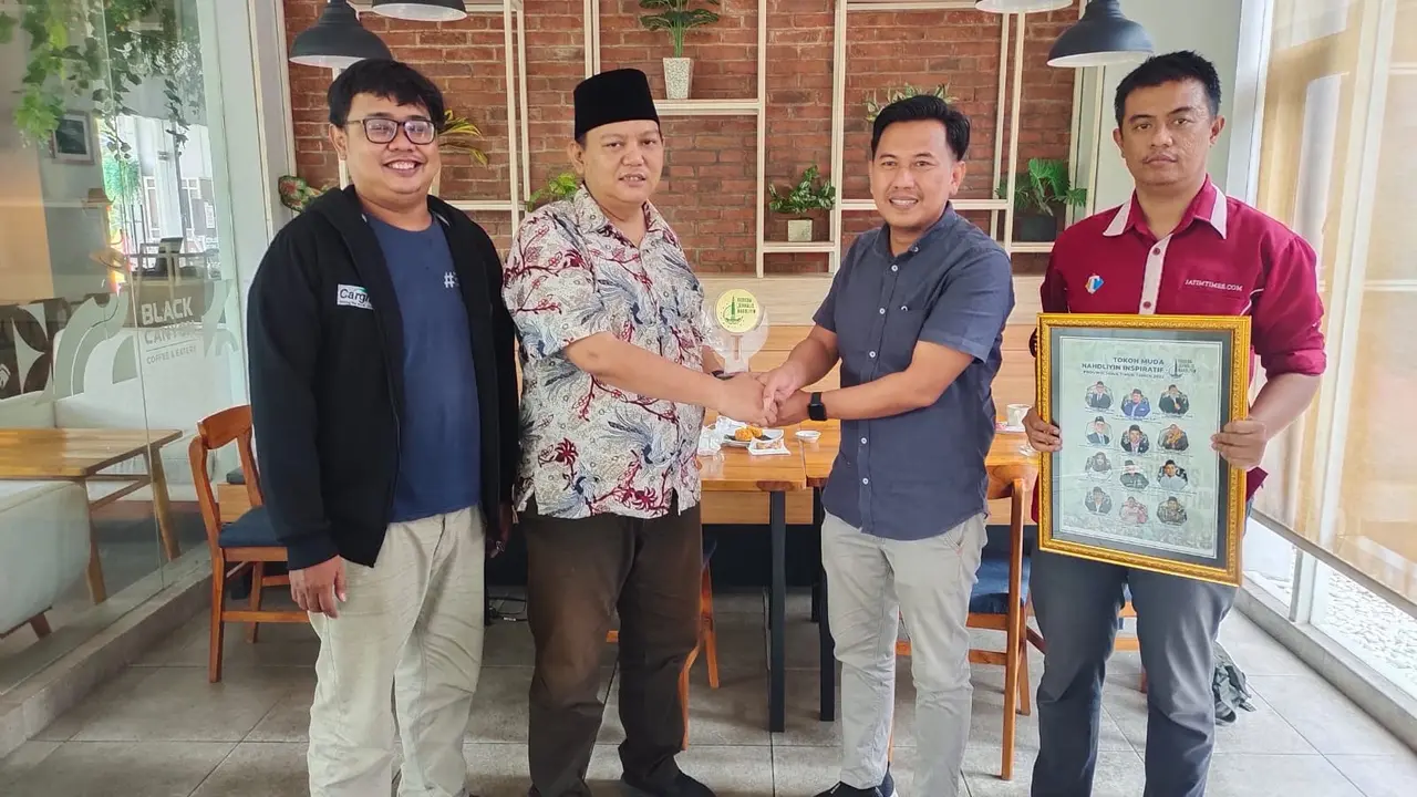 Yusuf Bachtiar menerima apresiasi Tokoh Muda Nahdliyin Inspiratif Jatim 2022 dari Forkom Jurnalis Nahdliyin. (Istimewa).