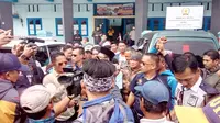 Ratusan sopir angkot menggelar aksi mogok pada Selasa pagi, 18 Juli 2017, sebagai bentuk protes kehadiran ojek online di Kabupaten Garut. (Liputan6.com/Jayadi Supriadin)