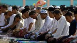 Warga Muhammadiyah di Lenteng Agung menggelar Salat Ied di Lapangan sepak bola Al-Bayyinah, Jakarta, Rabu (23/9/2015). Menurut Muhammadiyah, seringnya perbedaan ini terjadi karena tidak ada ketentuan baku di kalender hijriyah. (Liputan6.com/Yoppy Renato)