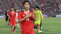 Selebrasi gelandang Timnas Indonesia U-22, Muhammad Taufany setelah berakhirnya laga semifinal cabor sepak bola SEA Games 2023 menghadapi Vietnam di Olympic National Stadium, Phnom Penh, Kamboja, Sabtu (13/5/2023). Timnas Indonesia menang 3-2 dan memastikan lolos ke partai final. (Bola.com/Abdul Aziz)