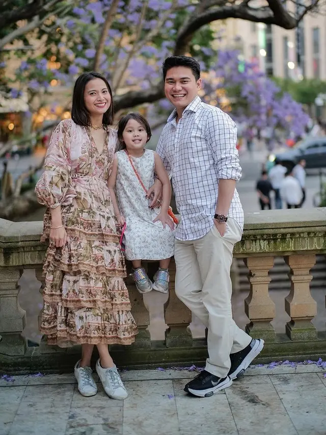 Acha Septriasa bersama suami dan putrinya.