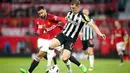 Sementara gol balasan dari Newcastle United tercipta lewat aksi Anthony Gordon pada menit ke-49 dan Lewis Hall (90+2’). (AP Photo/Dave Thompson)