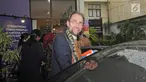 Komisaris HAM PBB, Zeid Ra'ad Al Hussein tersenyum usai melakukan dengan Komnas HAM dan Komnas Perempuan di Jakarta, Senin (5/2). Pertemuan tersebut dilakukan secara tertutup. (Liputan6.com/Herman Zakharia)