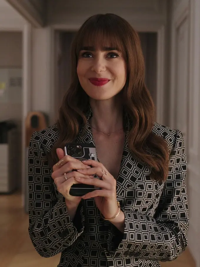 5 Gaya Ikonik Lily Collins dalam Emily in Paris, Yuk Tiru untuk Tampil Dramatis