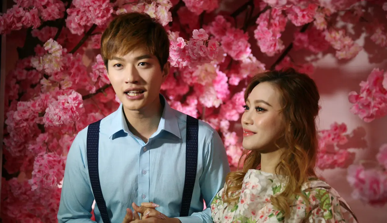 “Kapasitas minim dan kami juga nggak mau terlalu heboh. Doain lancar dan nggak hujan ya,” kata Lee diamini Moa. (Nurwahyunan/Bintang.com)