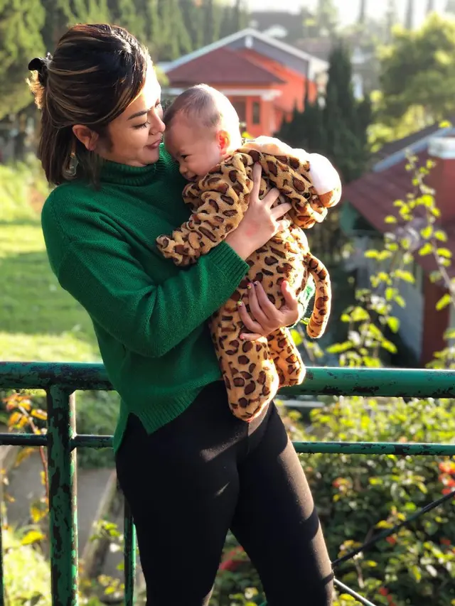 Momen Manis Selvi Kitty Asuh Anak (sumber: instagram/@selvikitty)