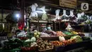 Pedagang menjaga toko sembakonya yang dipasang stiker sertifikat vaksin Covid-19 di Pasar Santa, Jakarta, Minggu (5/9/2021). Berbagai upaya dilakukan pedagang Pasar Santa untuk menarik pelanggan di masa PPKM level 3, salah satunya dengan memasang stiker sertifikat vaksin. (Liputan6.com/Johan Tallo)