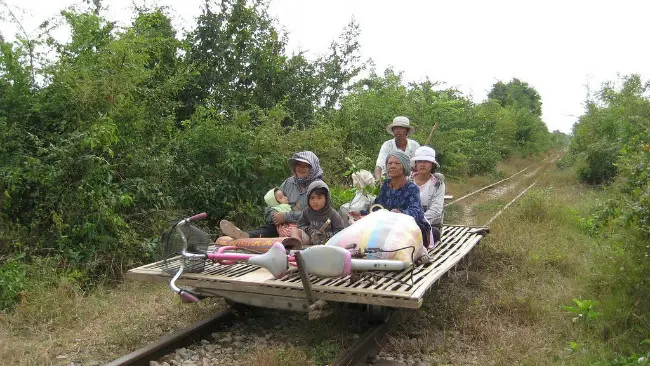 Kereta Bambu di Kamboja. (Sumber Flickr)
